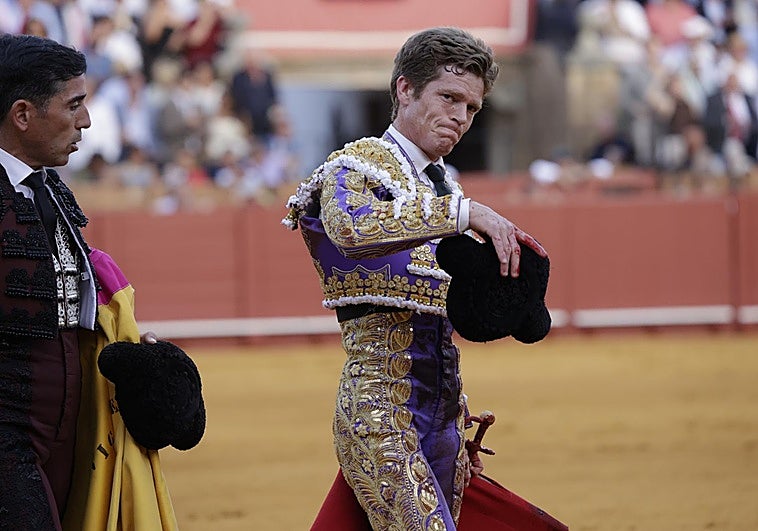 Borja Jiménez ha salido por la Puerta Principal de la Maestranza al cortar dos orejas