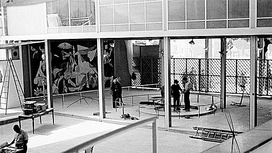 Montaje de la fuente de Calder en el Pabellón Español en la Expo de París