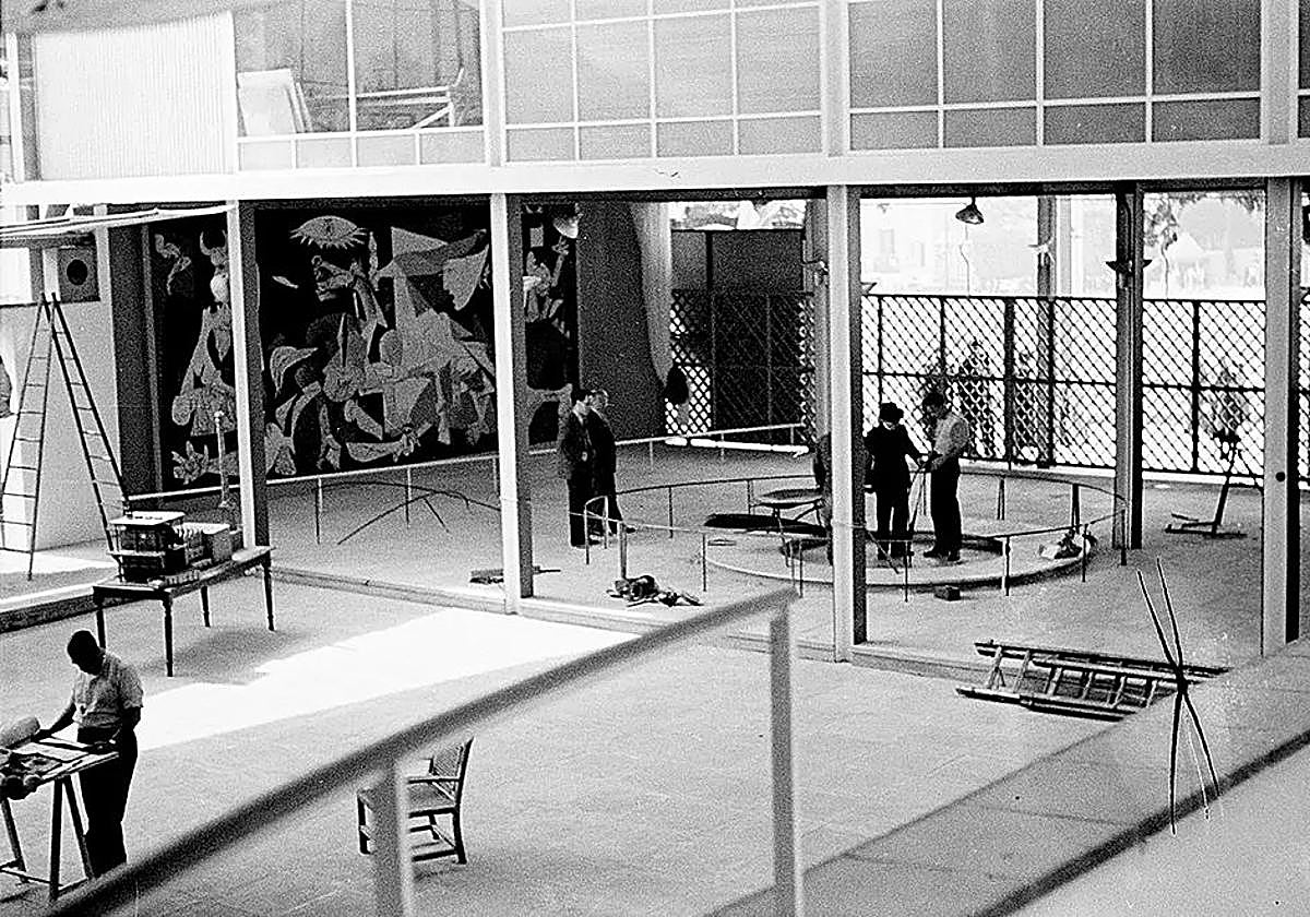 Montaje de la fuente de Calder en el Pabellón Español en la Expo de París de 1937 con el 'Guernica' al fondo.