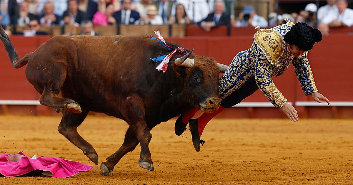 Juanma Moreno habla con Morante tras su grave cogida en la Maestranza: «Lo vi fuerte y entero»