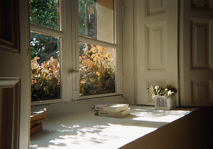 Un par de libros en una ventana de una cafetería de la ciudad