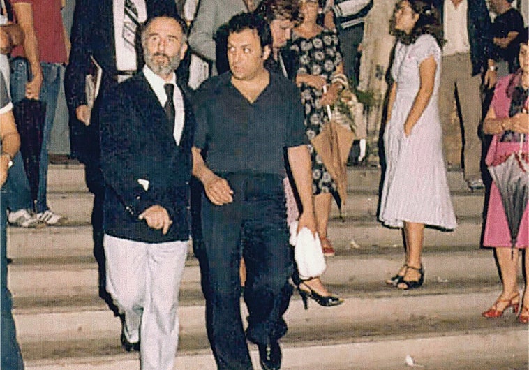 Imagen principal - Arriba, Alfonso Aijón junto a Zubin Mehta. Izquierda, el maestro dirigiendo. Derecha, una carta del maestro a Alfonso y su agradecimiento a Ibermúsica