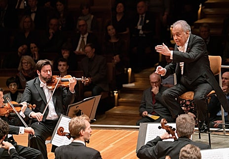 Imagen secundaria 1 - Arriba, Alfonso Aijón junto a Zubin Mehta. Izquierda, el maestro dirigiendo. Derecha, una carta del maestro a Alfonso y su agradecimiento a Ibermúsica