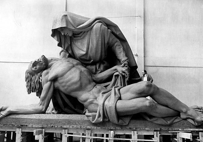 «La Piedad» de la basílica de Cuelgamuros recibiendo los últimos retoques de Juan de Ávalos