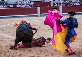 Grave cornada de 25 centímetros a Raúl Ruiz en Las Ventas: el pitón atravesó el muslo
