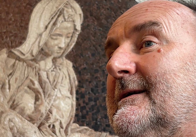 Stefan Lovison, orijinal heykeli Aziz Petrus Bazilikası'nda (Vatikan) bulunan Pieta mozaiğinin yanında.