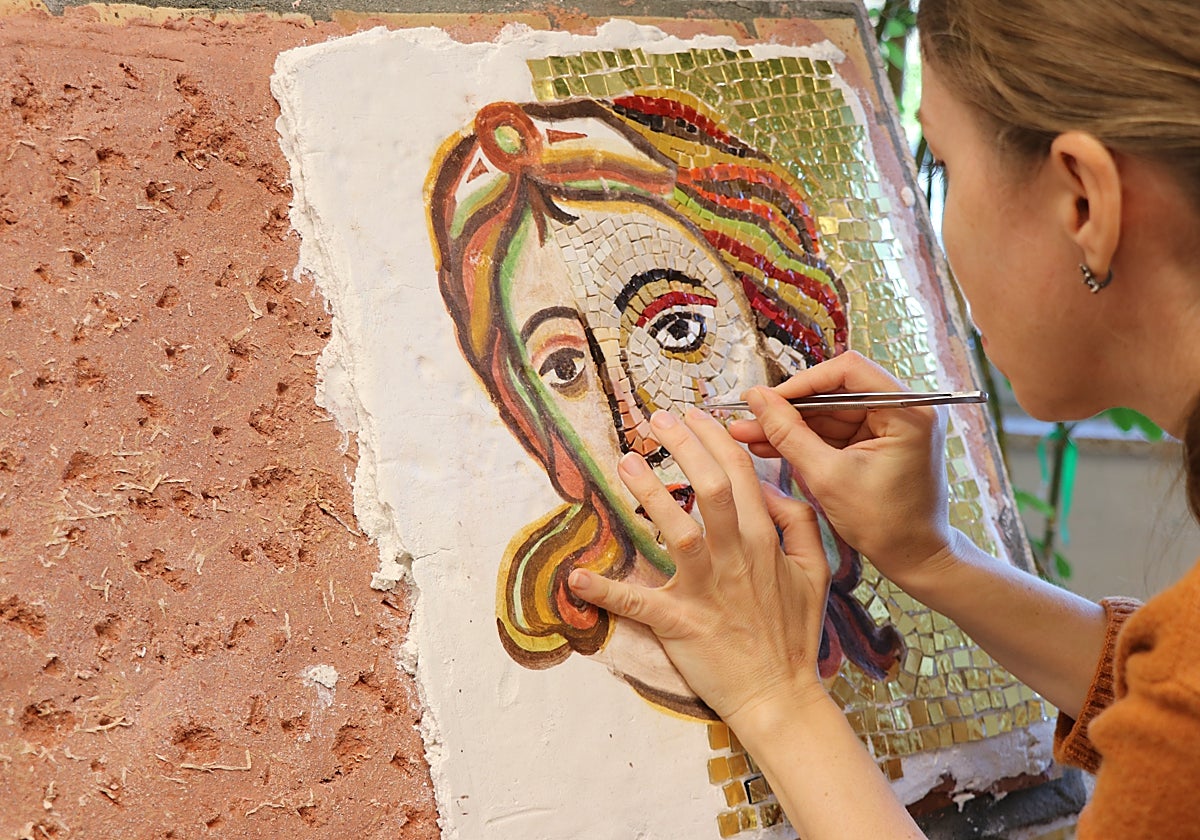 Yana Isaieva, alumna ucraniana de esta escuela de mosaicos única en el mundo.