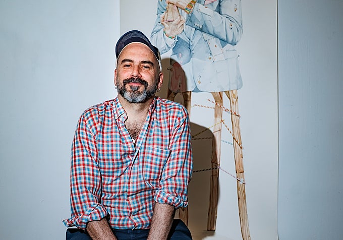 El artista en Garage Bonilla ante una de sus acuarelas