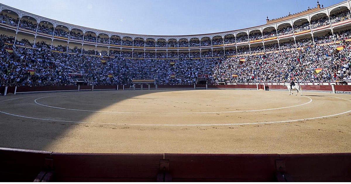 San Isidro hace historia: colgados diez carteles de 'No hay billetes' antes del primer clarinazo