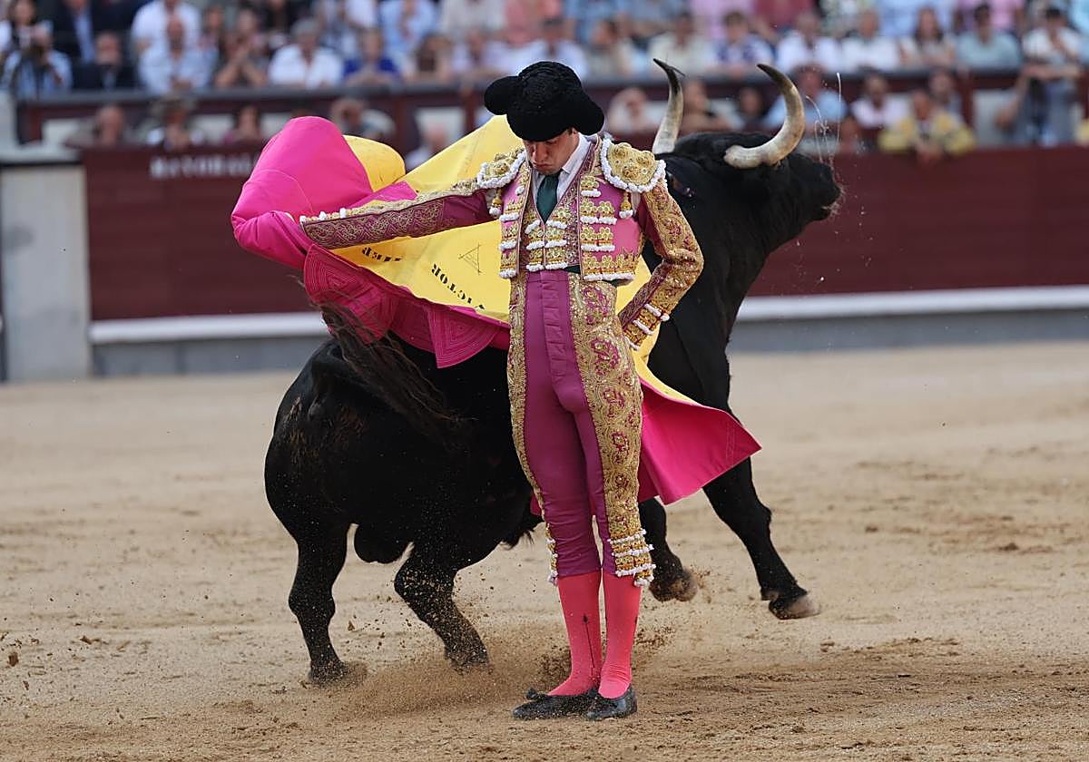 Torero Víctor Hernández durante una faena en Las Ventas