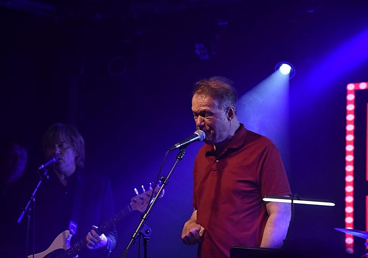 El aplauso final a Edwyn Collins, el inventor del indie que sobrevivió a dos ictus