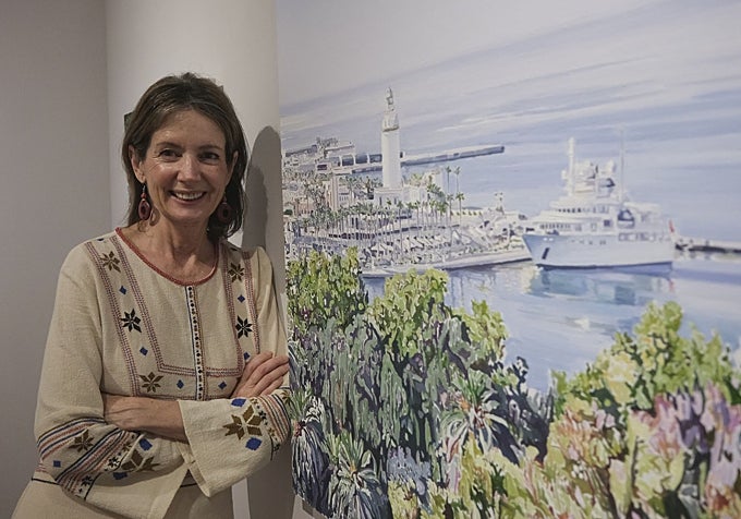 Paula Varona, junto a una de sus pinturas malagueñas.
