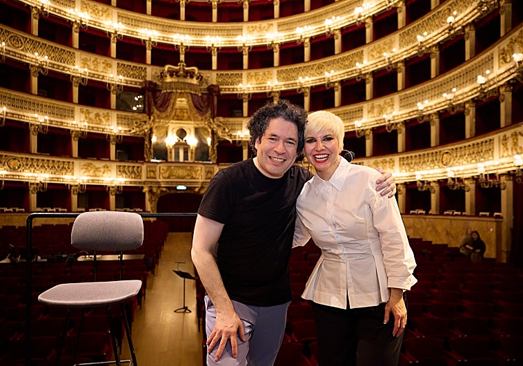 Imagen principal - Gustavo Dudamel y Pasión Vega durante la actuación en el teatro San Carlo. Derecha, Marina Abramović junto al maestro en un ensayo.