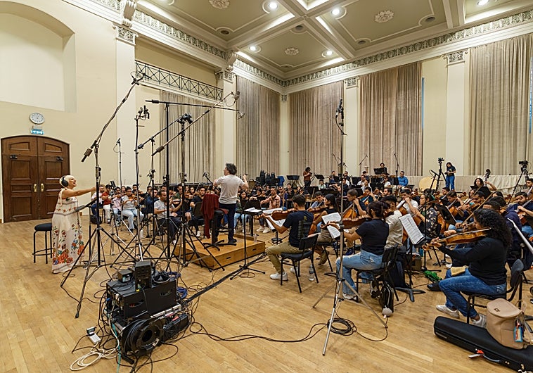 Imagen principal - Algunos instantes durante la grabación de 'Pasión y Fuego', junto a Gustavo Dudamel, Pasión Vega y la orquesta sinfónica Simón Bolívar de Venezuela