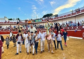 Esaú Fernández indulta en Constantina, donde la terna sale a hombros