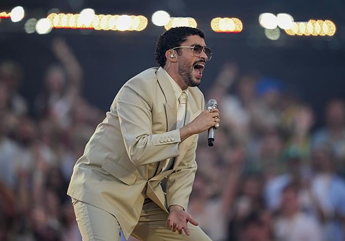 El cantante puertorriqueño Bad Bunny , durante el concierto ofrecido este viernes en el Estadio Olímpico de Barcelona