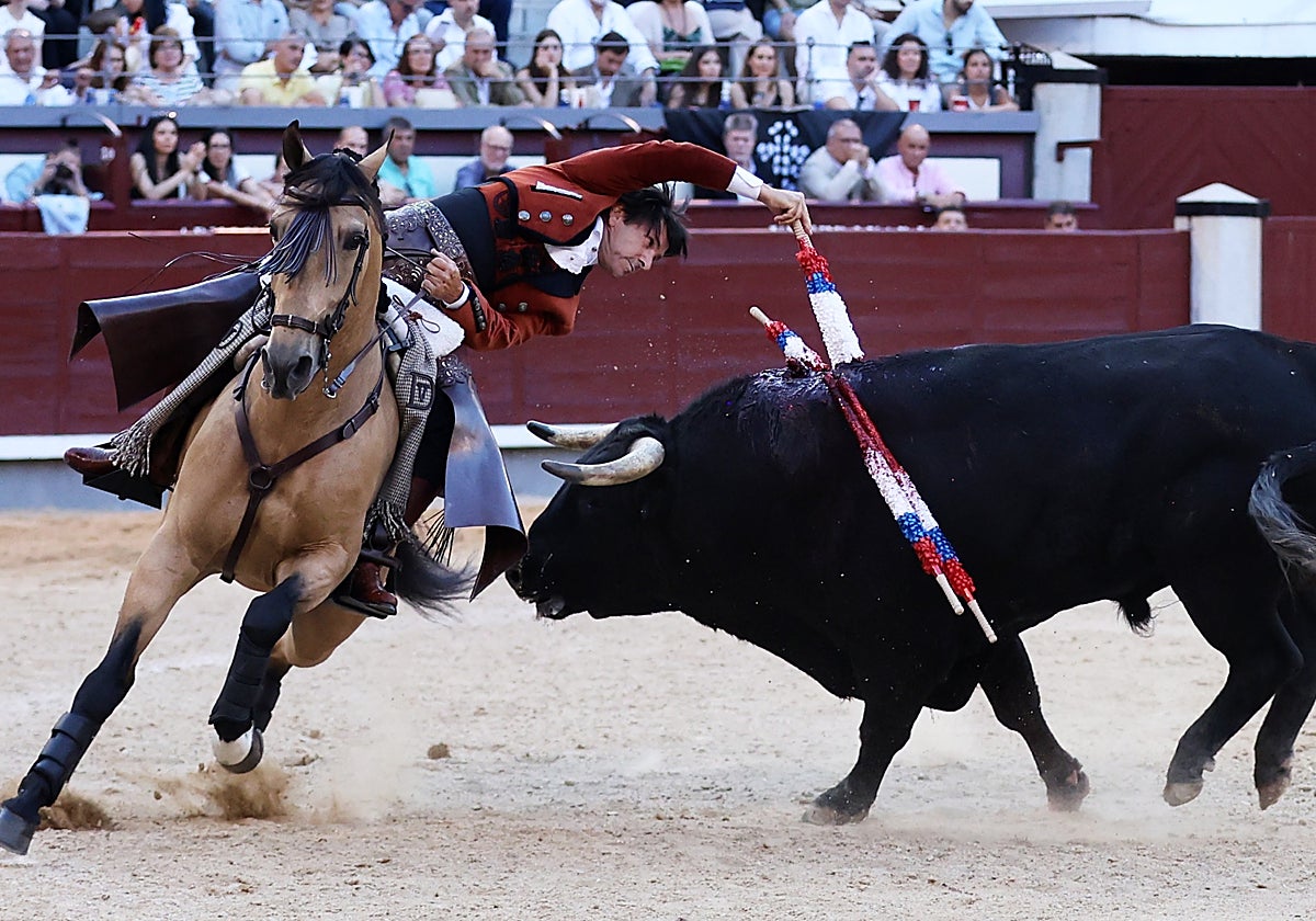 Diego Ventura, a lomos de Bronce, en una corta al violín al quinto toro