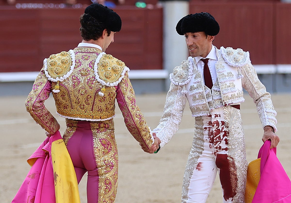 Víctor Herández y David de Miranda ses estrechan la mano tras su rivalidad en quites
