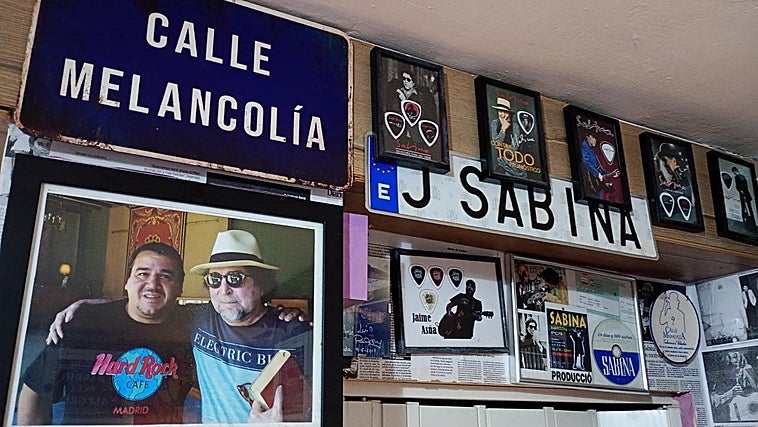 1.800 objetos en 40 años de obsesión por Joaquín Sabina: «Para mí es como el Papa para un cristiano»