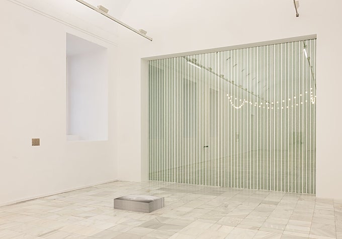 Felix González-Torres. 'İsimsiz', 1992/1993; 'İsimsiz (Başlangıç)', 1994 ve 'İsimsiz (Aşıklara Mektuplar)', 1991.