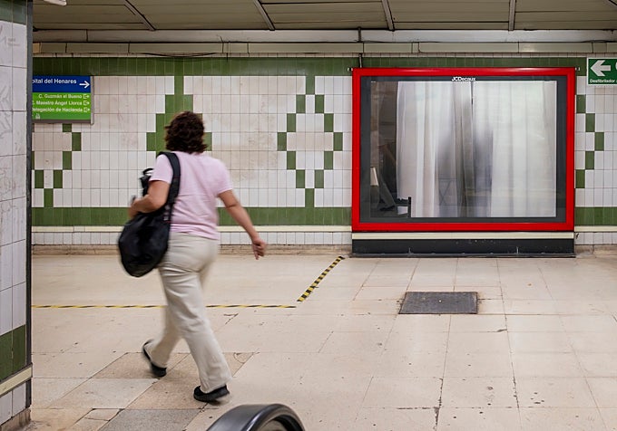 Uno de los ‘carteles’ del autor en el metro de Madrid.
