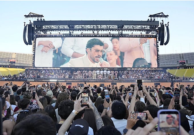 Miles de fans inmortalizan con sus móviles el concierto de Bad Bunny en Barcelona.