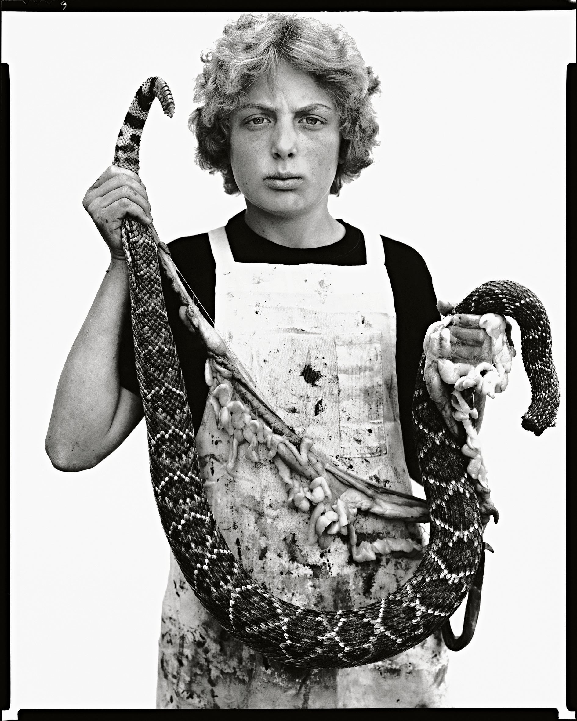 Richard Avedon. 'Boyd Fortin, 13 años, desollador de serpientes de cascabel, Sweetwater, Texas, 10 de marzo, 1979.