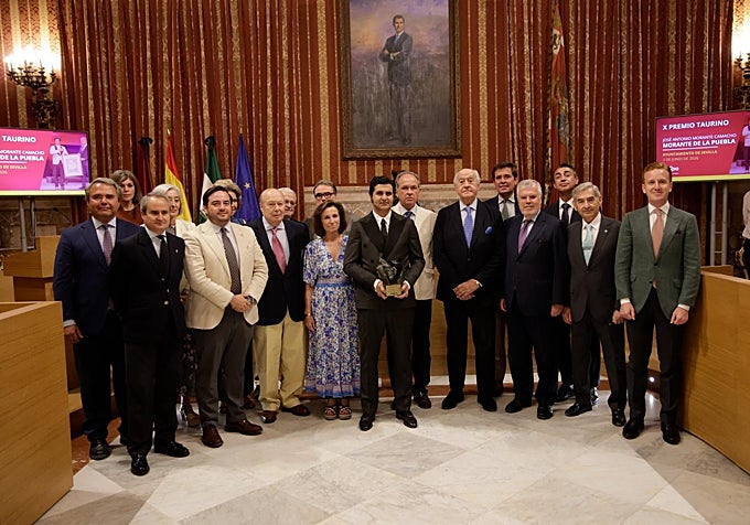 El premiado con los mimebros del jurado