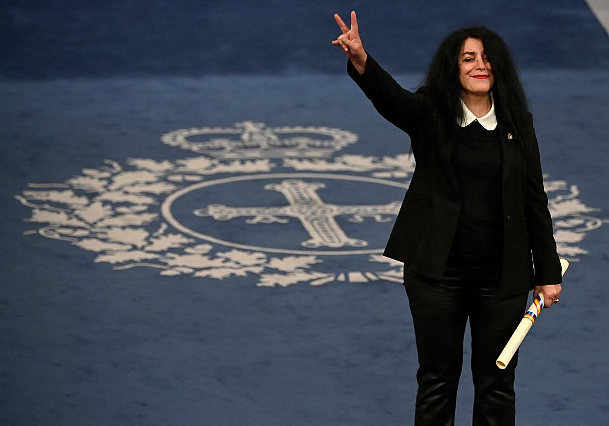 La artista francoiraní Marjane Satrapi recogiendo el premio Princesa de Asturias de Comunicación y Humanidades