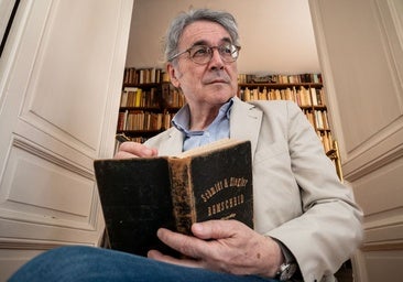 Andrés Trapiello, con su diario.