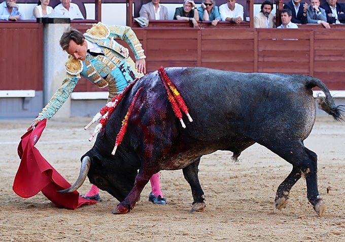 Román, en un derechazo de mano baja, con Galllarete humillando