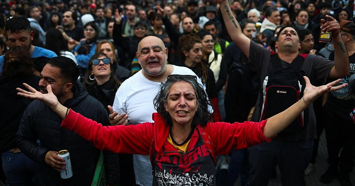 La Plaza de Mayo se viste de luto para despedir al 'Indio' Solari, icono del rock argentino