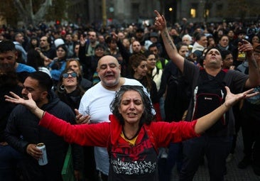 La Plaza de Mayo se viste de luto para despedir al 'Indio' Solari, icono del rock argentino