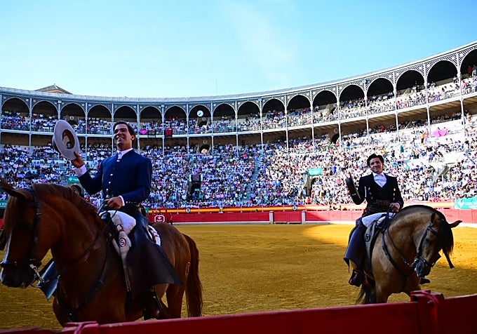 Sebastián Fernández y Diego Ventura saludando al tendido.