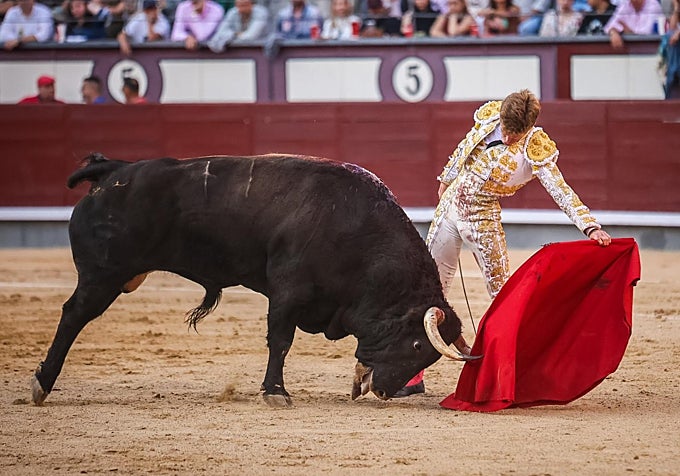 Natural de Borja Jiménez al enclasado sobrero del Torero