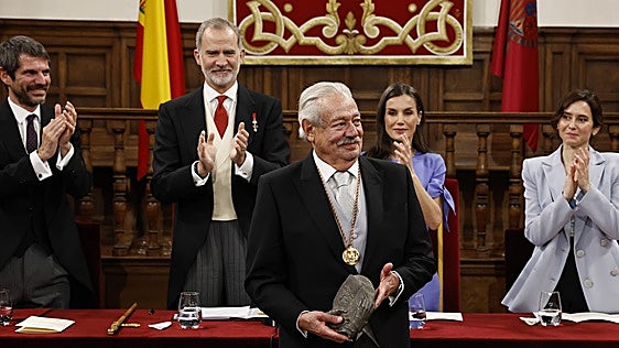El desprecio de la FIFA al español es «una aberración» para Gonzalo Celorio, último premio Cervantes