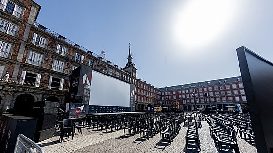 La proyección en la Plaza Mayor de 'El verdugo' y 'Cría Cuervos', prólogo del festival Platino Clásicos de 2027