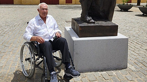 Curro Romero visita en Jerez la escultura homenaje a su amigo Rafael de Paula