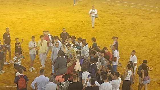Los toreros y el mayoral de la ganadería salen a hombros