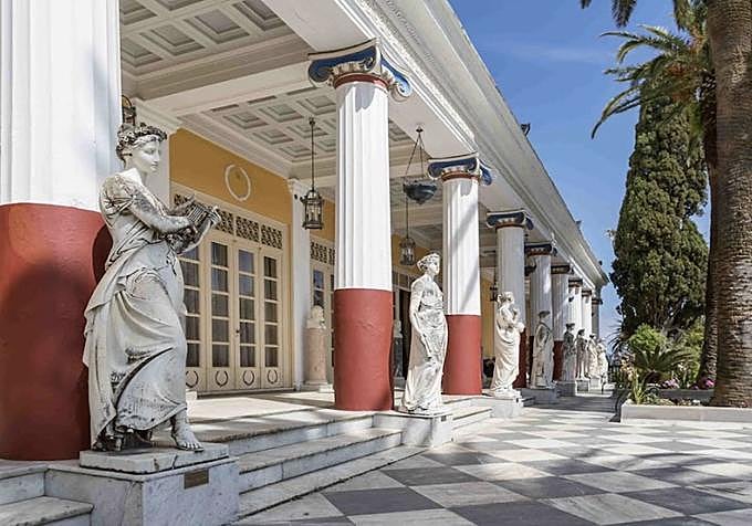 Terraza en la que se encuentra el Peristilo de las Musas, nueve divinidades inspiradoras de las artes