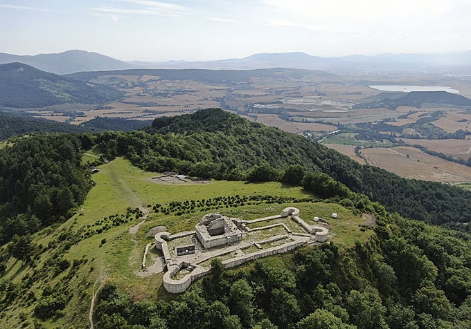 Irulegi, con el castillo en primer plano y el poblado vascón al fondo.