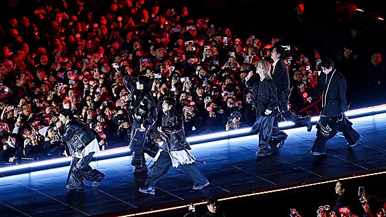 Entrenamiento de élite, tragedias y mucha ambición: ¿Qué hay detrás de la fábrica de ídolos del K-Pop?