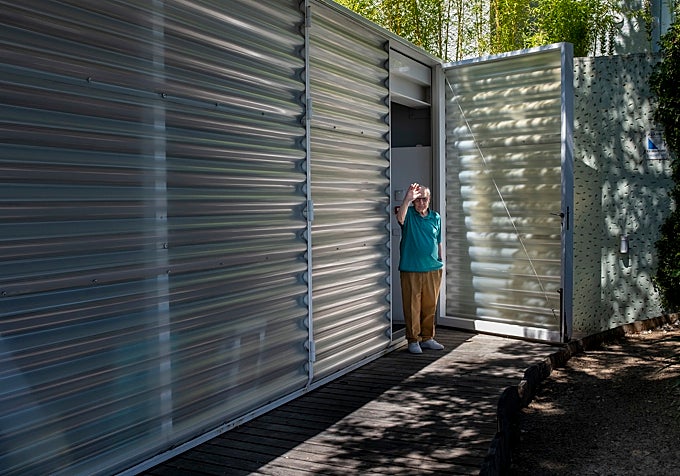 El pintor nos despide en la puerta de su estudio
