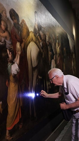 Imagen secundaria 2 - Montaje de la exposición 'Arte y misericordia'.