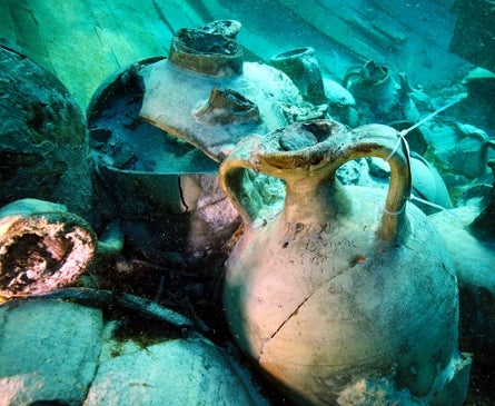 Imagen secundaria 1 - El pecio de Ses Fontanelles antes de su extracción, con sus ánforas aún in situ y el crismón de uno de los sellos que quedó grabado en una concreción de arena.