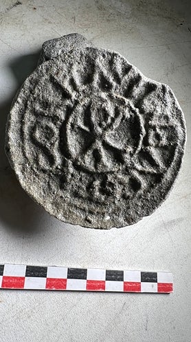 Imagen secundaria 2 - El pecio de Ses Fontanelles antes de su extracción, con sus ánforas aún in situ y el crismón de uno de los sellos que quedó grabado en una concreción de arena.