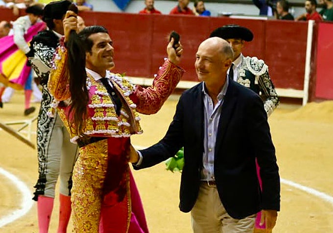 Emilio de Justo, con los máximos trofeos simbólicos, da la vuelta al ruedo con Juan Pedro Domecq