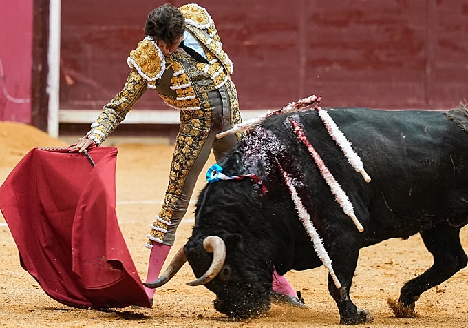 Derechazo de Roca Rey al quinto