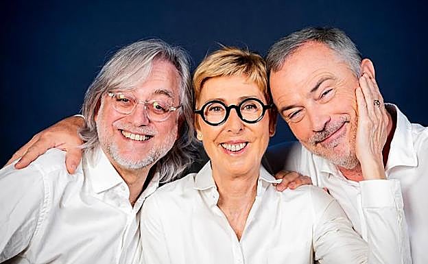 Víctor-M Amela, Ima Sanchís y Lluís Amiguet, premiados con el Luca de Tena por 'La Contra' de 'La Vanguardia'.