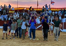 Almonte escribe una página para su historia con una triple puerta grande en su primera corrida de toros